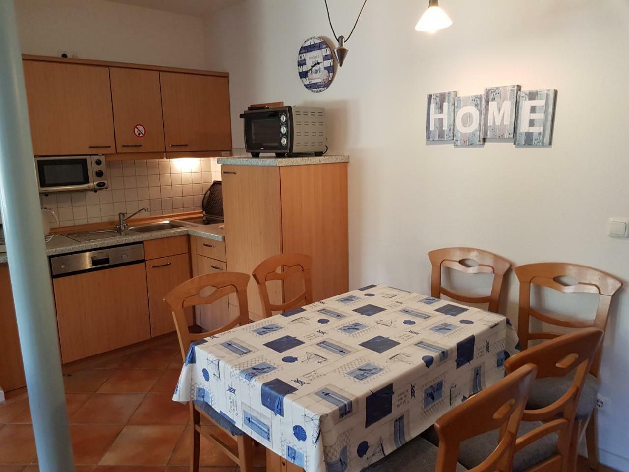 Ferienwohnung 4 Im Haus Am See Mit Wintergarten Und Terrasse Seedorf  Pokoj fotografie