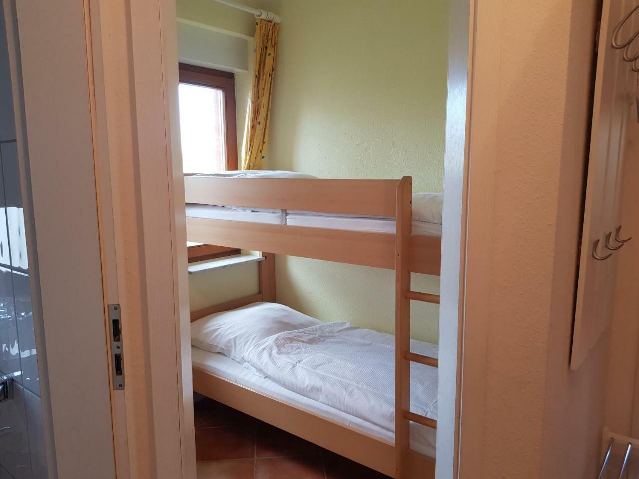 Ferienwohnung 4 Im Haus Am See Mit Wintergarten Und Terrasse Seedorf  Pokoj fotografie