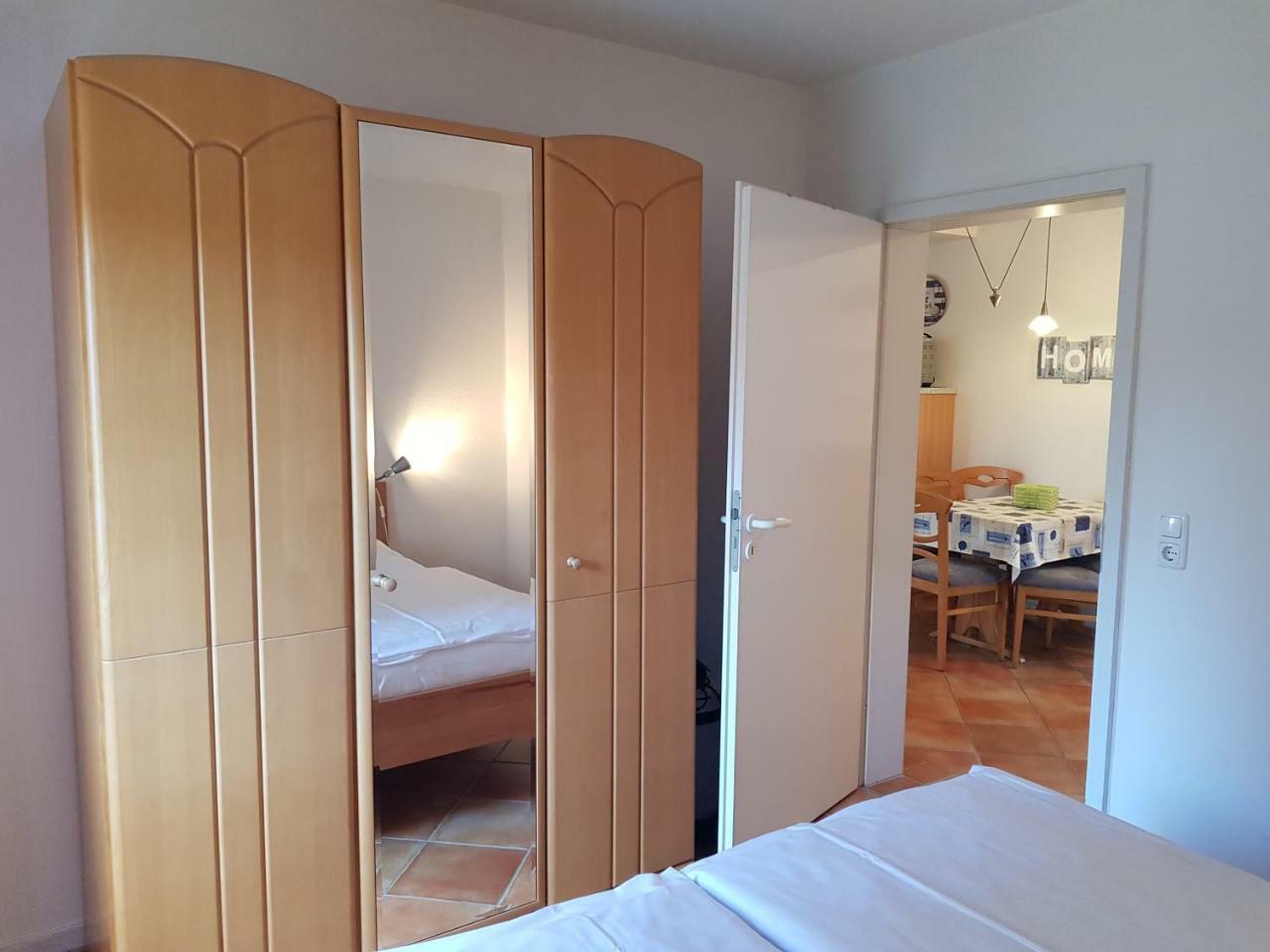 Ferienwohnung 4 Im Haus Am See Mit Wintergarten Und Terrasse Seedorf  Pokoj fotografie